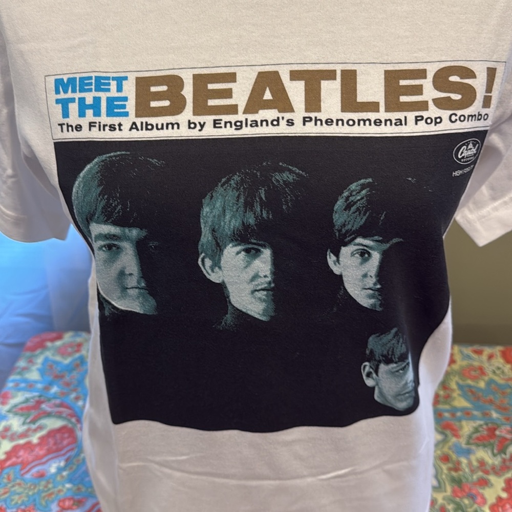 🆕 Uniqlo Beatles/ Capitol Records Graphic Tee NWT - Picture 2 of 11